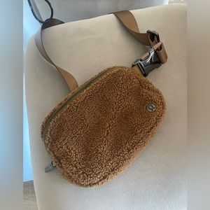 Lululemon belt bag teddy sherpa